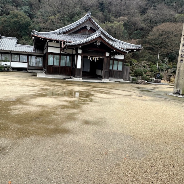 塩竃神社の境内-2